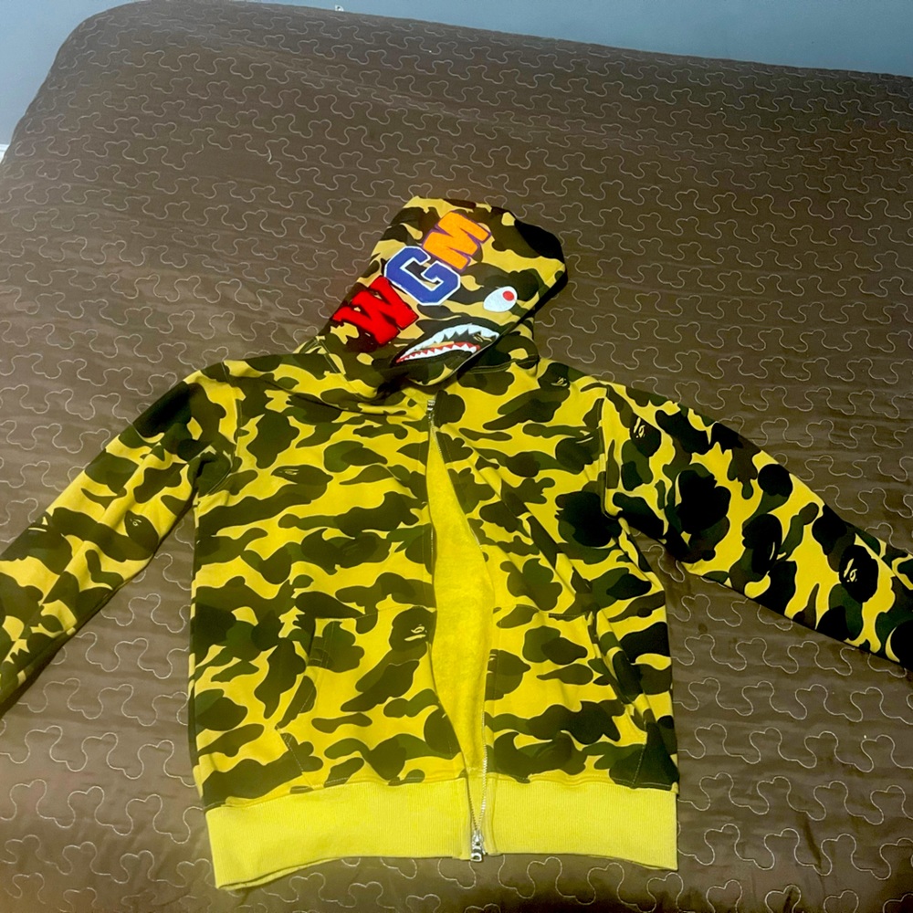 Zipper is loose/split but the price is good for a hoodie that cost about 250.